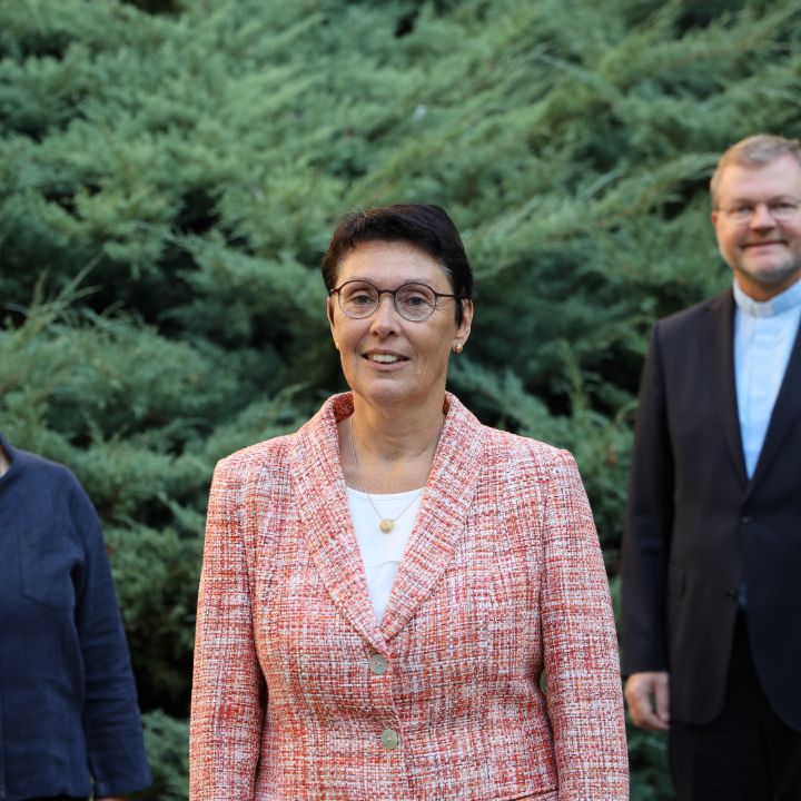 Das aktuelle Kuratorium der Stiftung "Miteinander für das Leben" (von links): Anne Elisabeth Thieser, Maria-Antonette Graber und Generalvikar Domdekan Dr. Jürgen Vorndran. 